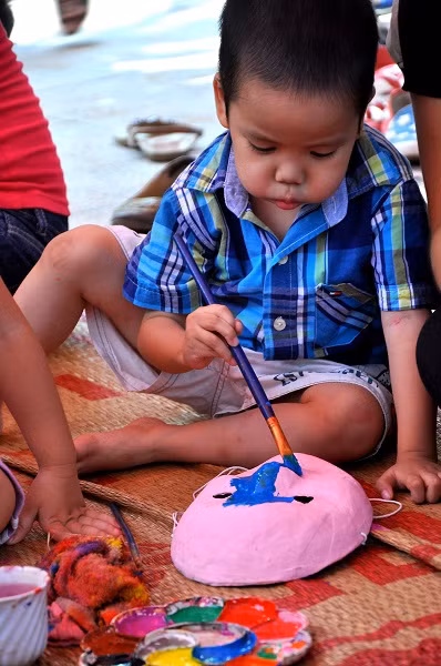 Được thử sức mình với việc vẽ mặt lạ