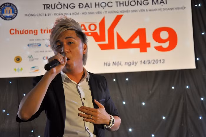 Minh Vương đã gửi tới đêm gala với 4 ca khúc ý nghĩa với lời chúc thành công và học tập tốt đối với các bạn sinh viên Thương Mại.