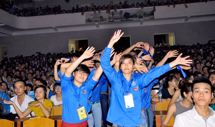 Các bạn tình nguyện viên cũng “cháy” không ngừng trong đêm nhạc hội.
