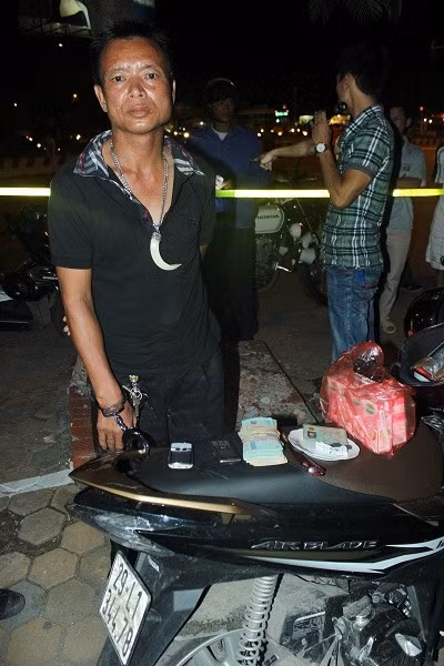 Đối tượng Đặng Ngọc Chuyển cùng tang vật đo Y7/141 thu giữ được tại hiện trường Đối tượng Đặng Ngọc Chuyển cùng tang vật đo Y7/141 thu giữ được tại hiện trường