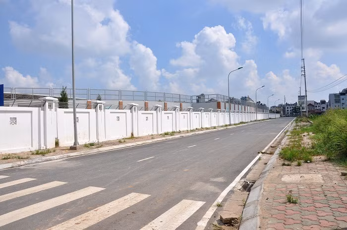 Đường xá xung quanh Trung tâm TDTT huyện Hoài Đức cũng rất khang trang