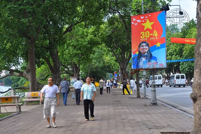Hà Nội trở nên đẹp đẽ và yên bình hơn trong ngày giải phóng Sài Gòn. Hà Nội trở nên đẹp đẽ và yên bình hơn trong ngày giải phóng Sài Gòn.