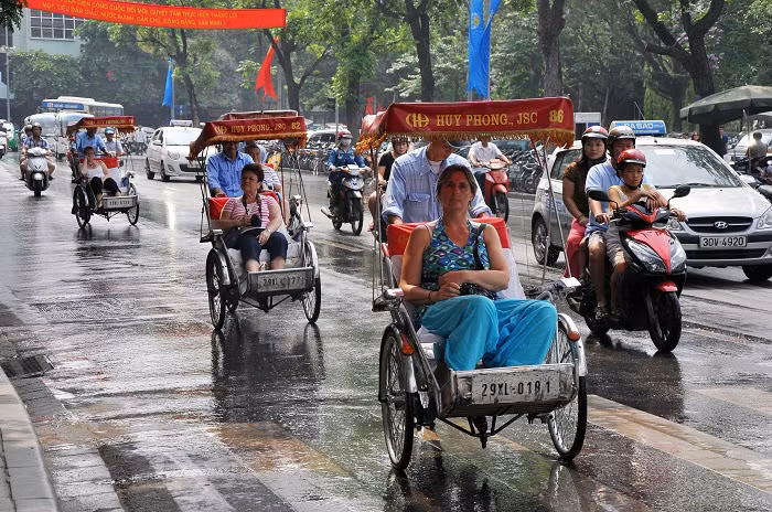 Trong những ngày này, du khách nước ngoài đổ về Hà Nội đông hơn ngày thường. Trong những ngày này, du khách nước ngoài đổ về Hà Nội đông hơn ngày thường.