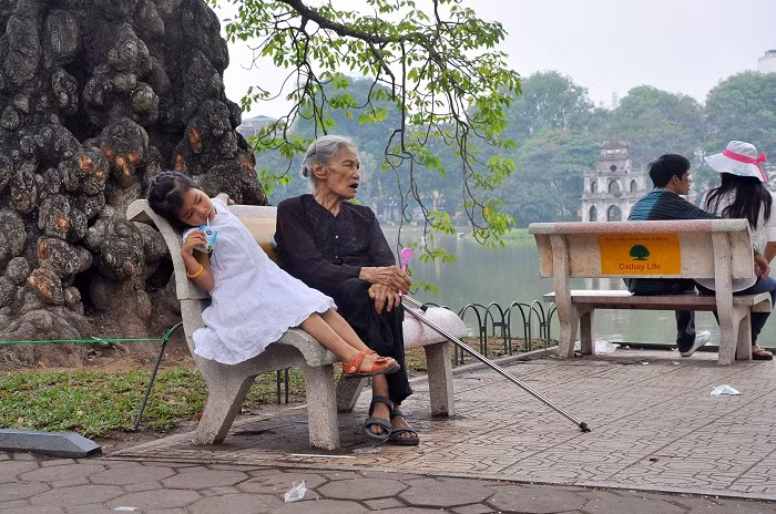 Hai bà cháu đi chơi Hồ Gươm ngày thống nhất đất nước Hai bà cháu đi chơi Hồ Gươm ngày thống nhất đất nước