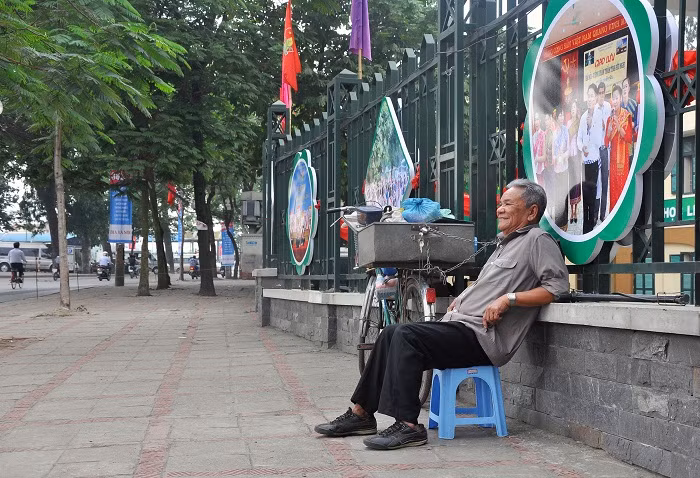 Một người thợ sửa xe đạp đang ngồi cảm nhận cái không khí trong lành, dễ chịu… khi đường phố ít người qua lại. Một người thợ sửa xe đạp đang ngồi cảm nhận cái không khí trong lành, dễ chịu… khi đường phố ít người qua lại.