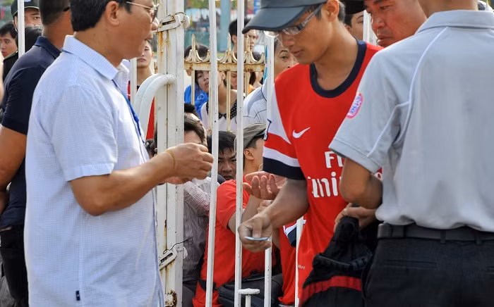 Trước khi vòa tới quầy bán vé người mua phải nhận số thứ tự từ ban tổ chức Trước khi vòa tới quầy bán vé người mua phải nhận số thứ tự từ ban tổ chức