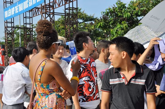 Một nhóm người nước ngoài cũng xếp hàng để mua vé Một nhóm người nước ngoài cũng xếp hàng để mua vé