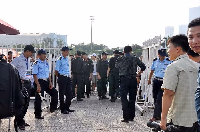 Tại các cổng vào chốt rất đông các lực lượng an ninh Tại các cổng vào chốt rất đông các lực lượng an ninh