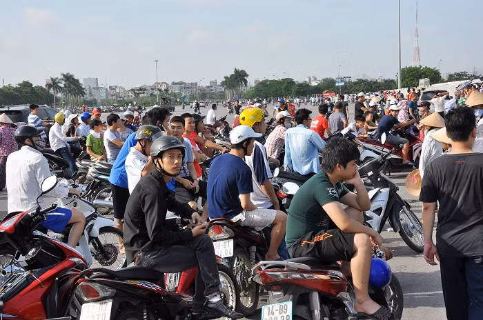 Khu vực trước cổng sân Mỹ Đình rất đông người nhà đứng đợi người mua vé. Khu vực trước cổng sân Mỹ Đình rất đông người nhà đứng đợi người mua vé.