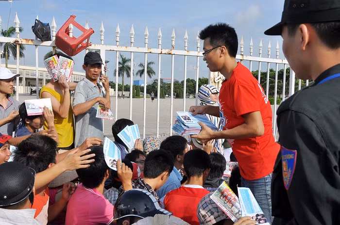 Các dịch vụ ăn theo cũng bủa vây xung quanh người mua vé Các dịch vụ ăn theo cũng bủa vây xung quanh người mua vé