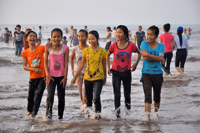 Các nhóm học sinh hào hứng rủ nhau ra tắm biển trong khi thời tiết vẫn còn lạnh.