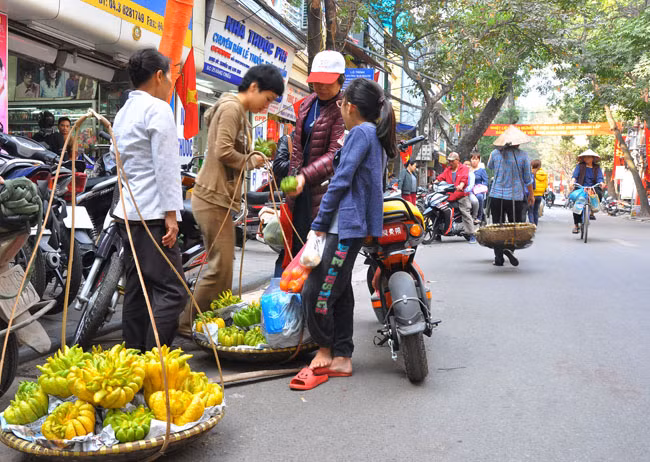 Những gánh hàng rong bán đồ thờ rất đông khách mua.