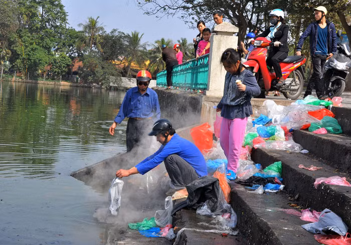 Túi bóng, bụi tàn tro bay bụi mù