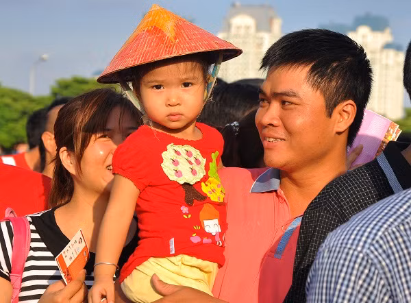 Những CĐV nhí cũng được đi cùng người thân tới xem trận đấu