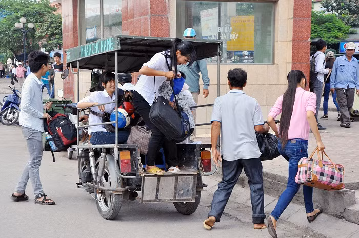 Chuyến xe 3 bánh chở các sĩ tử và phụ huynh ra bến xe Mỹ Đình