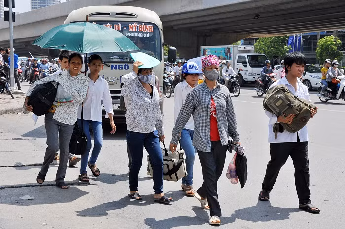 Giữ trưa, trời càng nắng khiến mọi người rất mệt mỏi