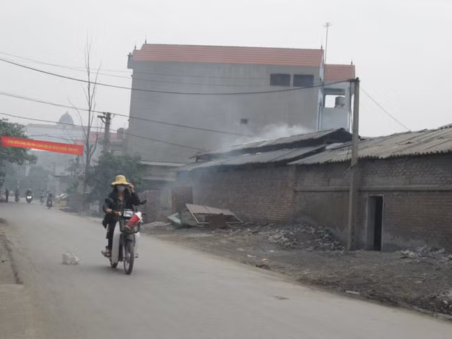 Không khí ở làng Mẫn Xá (Văn Môn, Yên phong, Bắc Ninh) hầu như lúc nào cũng đặc quánh khói, bụi nhôm… tỏa ra từ hàng trăm lò đúc nhôm nằm san sát khắp làng. Không khí ở làng Mẫn Xá (Văn Môn, Yên phong, Bắc Ninh) hầu như lúc nào cũng đặc quánh khói, bụi nhôm… tỏa ra từ hàng trăm lò đúc nhôm nằm san sát khắp làng.