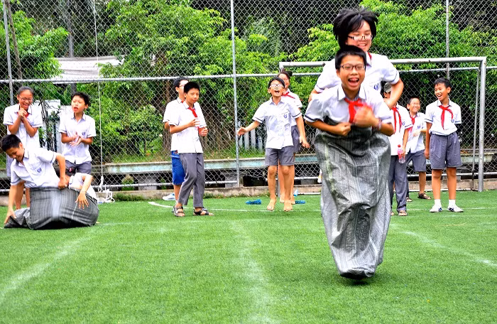 Trò chơi nhày bao bố để tạo cho các em tinh thần đoàn kết, cố gắng