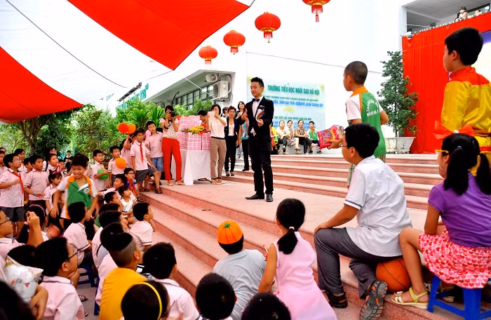 Các em học sinh thích thú với màn làm ảo thuật.