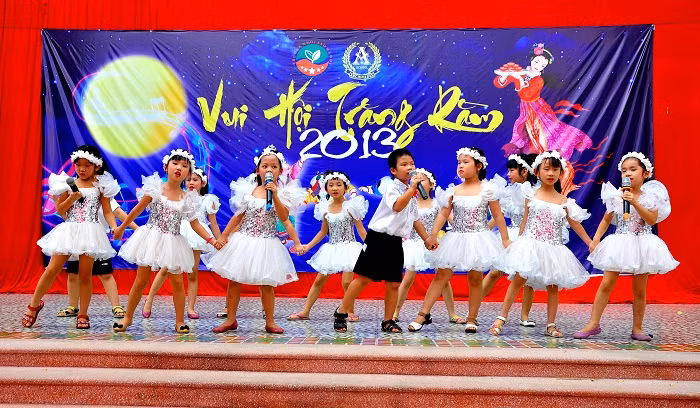Các tiết mục văn nghệ đặc sắc trong buổi Tết Trung thu 2013 do chính các học sinh Trường Tiểu học Ngôi sao Hà Nội thể hiện thành công.