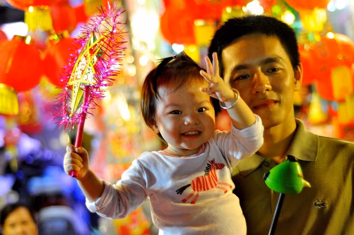 Người lớn đang "cướp" Trung thu của trẻ con ảnh 2