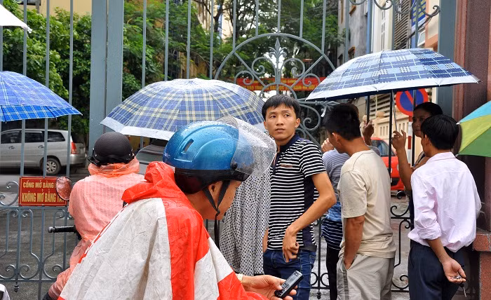 Đối với các sĩ tử thi khối C, môn thi thứ 2 là môn thi Sử (180 phút) các phụ huynh phải đợi sĩ tử lâu hơn các sĩ tử thi khối D.