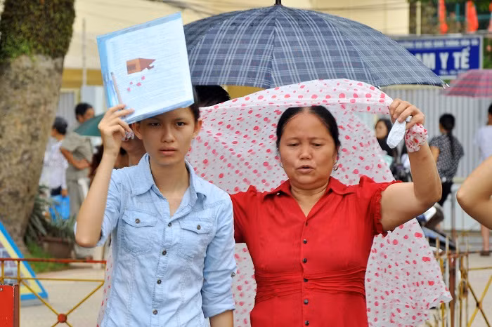 Nhiều phụ huynh còn vào hẳn trong sân trường để che mưa cho con khi trống kết thúc giờ vang.
