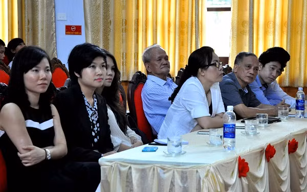 Các đại diện của báo GDVN, Công ty Ajinomoto Việt Nam, hội khuyến học Thị xã Phú Thọ, Phòng GD&ĐT Thị xã Phú Thọ cùng tham dự lễ trao học bổng.