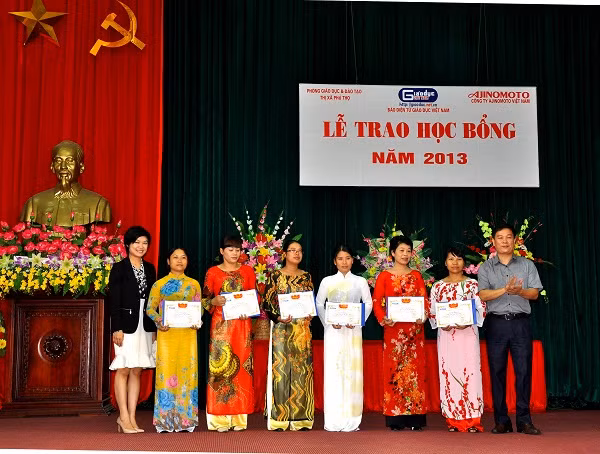 15 thầy cô được báo GDVN khen tặng và trao quà vì có thành tích dạy tốt trong năm học 2013.