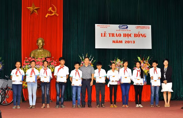 45 suất học bổng và 40 chiếc xe đạp được trao tới tận tay các em trẻ em nghèo hiếu học.