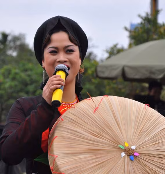 Những liền anh, liền chị làm xuyến lòng người bằng những giọng bằng những giọng hát quan họ trữ tình, đậm sâu.