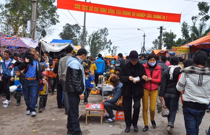 Hàng quán cũng được bày bán tràn lan trong lòng đường, điều này đỏi hỏi các ban tổ chức lễ hội cần vào cuộc để điều chỉnh và tạo được nét đẹp cho trong ngày hội.