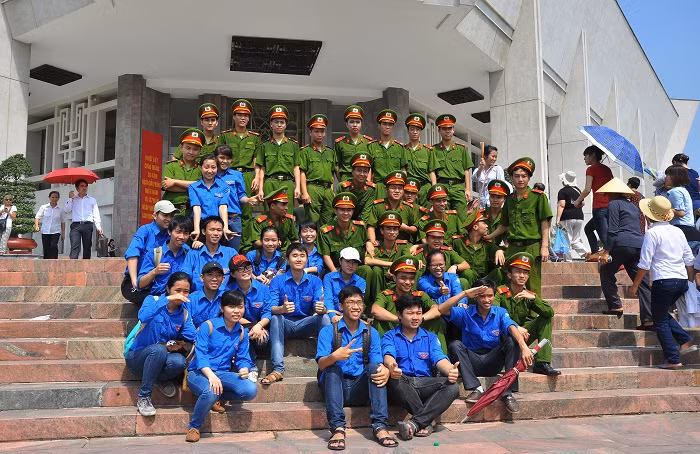 Các chiến sĩ công an, các bạn thanh niên tình nguyện lưu lại những kỉ niệm trong ngày này khi viếng thăm Bác xong. Các chiến sĩ công an, các bạn thanh niên tình nguyện lưu lại những kỉ niệm trong ngày này khi viếng thăm Bác xong.