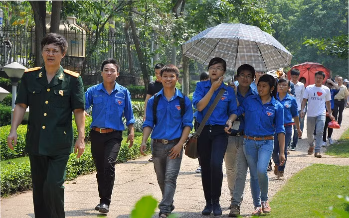 Niềm vui, cái nóng… tất cả tạo lên một miền thành kính, yêu mến Bác Hồ mãnh liệt. Niềm vui, cái nóng… tất cả tạo lên một miền thành kính, yêu mến Bác Hồ mãnh liệt.