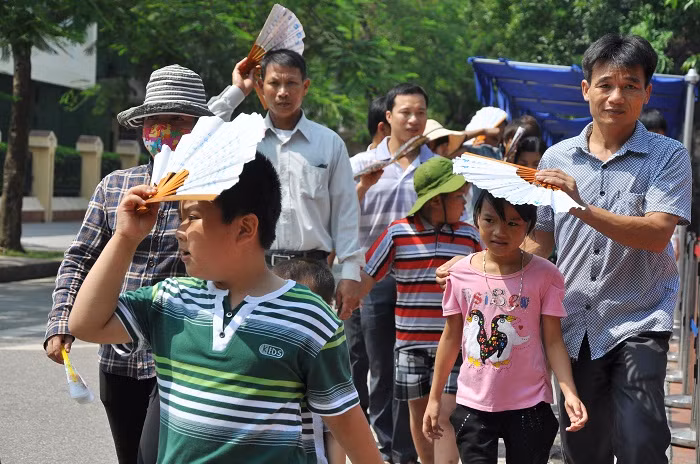 Thời tiết oi bức cũng không cản được tấm lòng thành kính Thời tiết oi bức cũng không cản được tấm lòng thành kính