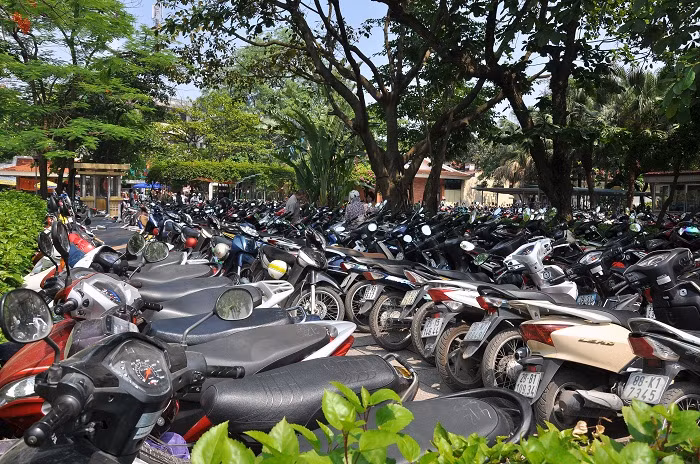 Nhà xe cũng trật kín, nhiều người còn phải gửi bên ngoài khu trông xe của khu di tích. Nhà xe cũng trật kín, nhiều người còn phải gửi bên ngoài khu trông xe của khu di tích.