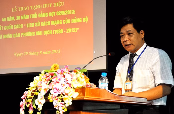 Ông Nguyễn Trung Kiên - Chủ tịch UBND phường Mai Dịch giới thiệu về cuốn sách “Lịch sử cách mạng của Đảng bộ và nhân dân phường Mai Dịch (1930 – 2012)”.