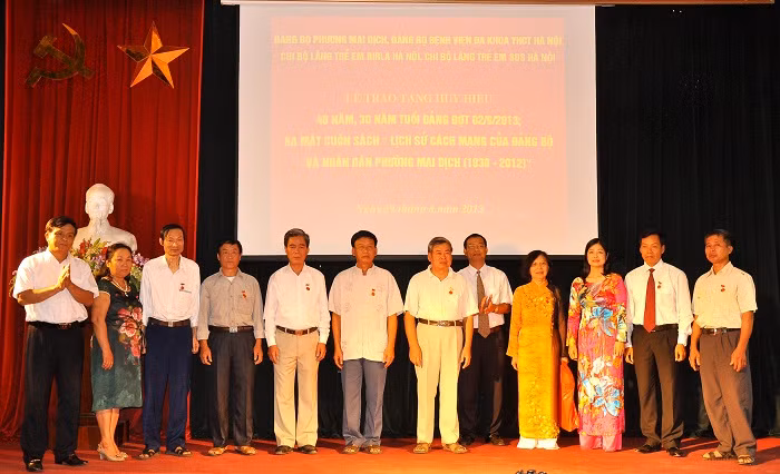 Phường Mai Dịch, có 24 đồng chí đảng viên được trao tặng huy hiệu 40, 30 năm tuổi Đảng đợt 2/9/2013 này.