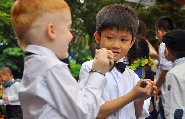 Cùng bạn bè trong trường làm lễ phóng sinh