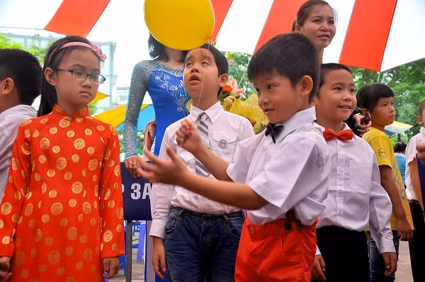 Thiện Nhân tinh nghịch trong buổi lễ khai giảng.