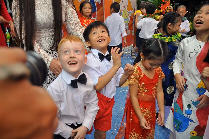 Trong buổi khai giảng sáng nay (9/9) tại Trường Tiểu học, Thiện Nhân nô đùa, hòa đồng cùng bạn bè.