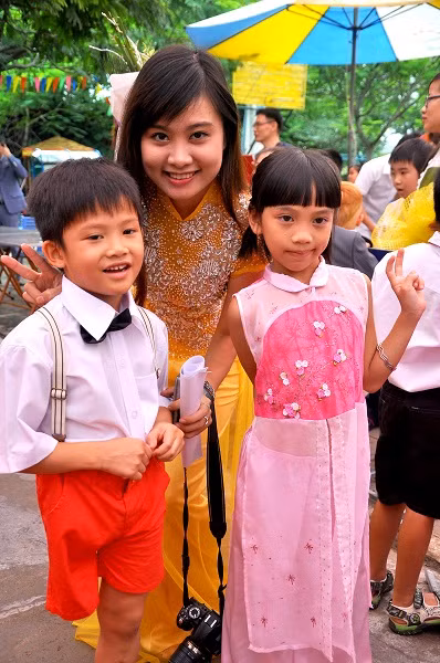 Thiện Nhân hào hứng chụp ảnh kỉ niệm cung thầy cô và bạn bè trong trường.