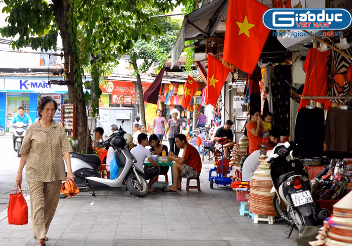 Trên khắp các con phố của Thủ đô, cờ đỏ sao vàng đều được treo trước nhà.