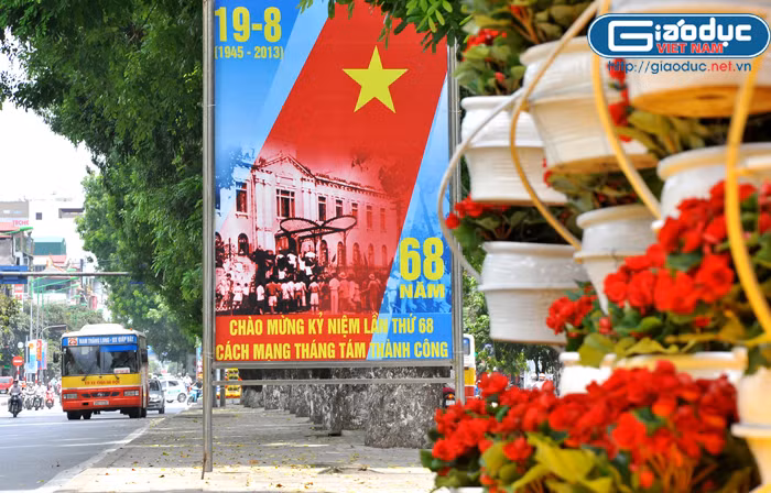 Những tấm pa-nô được dựng lên trang trọng dọc theo tuyến phố Kim Mã.