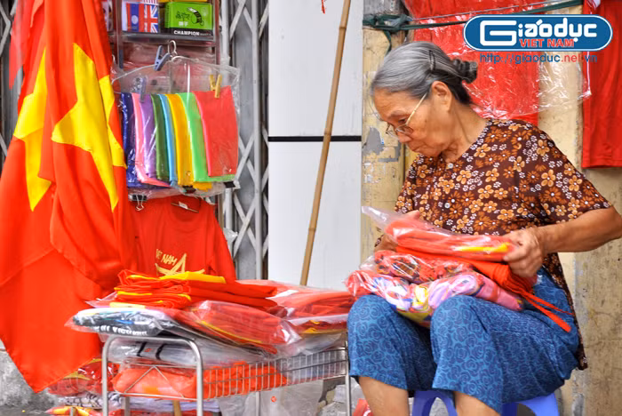 Cửa hàng bán cờ Tổ quốc trên phố hàng Bông luôn là điểm cung cấp cờ hàng đầu ở Thủ đô.