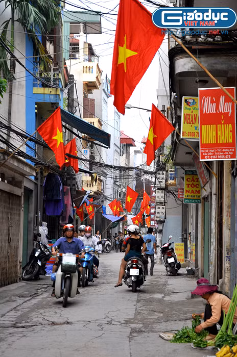 Không chỉ những con phố mà trong các ngõ nhỏ của huyện Từ Liêm (Hà Nội) cũng lộng lẫy cờ đỏ sao vàng tung bay.