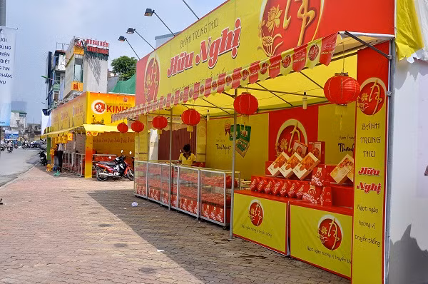 Không có khách, khách lác đác… là hiện trạng của các cửa hàng bánh trung thu tại ngã tư Xã Đàn.