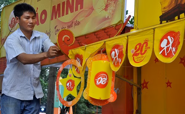 Một số các quầy bánh cũng đang dần được hoàn thiện phần trang trí cho quầy để bán bánh trong mùa trung thu.