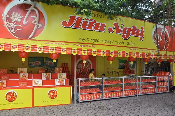 Tình trạng vắng khách cũng diễn ra tại quầy bánh trung thu trên đường Tây Sơn (Đống Đa, Hà Nội).