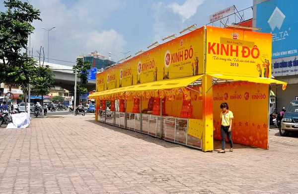 Hàng loạt các của hàng bánh trung thu mở hàng sớm nhưng hầu hết đều vắng khách mua.